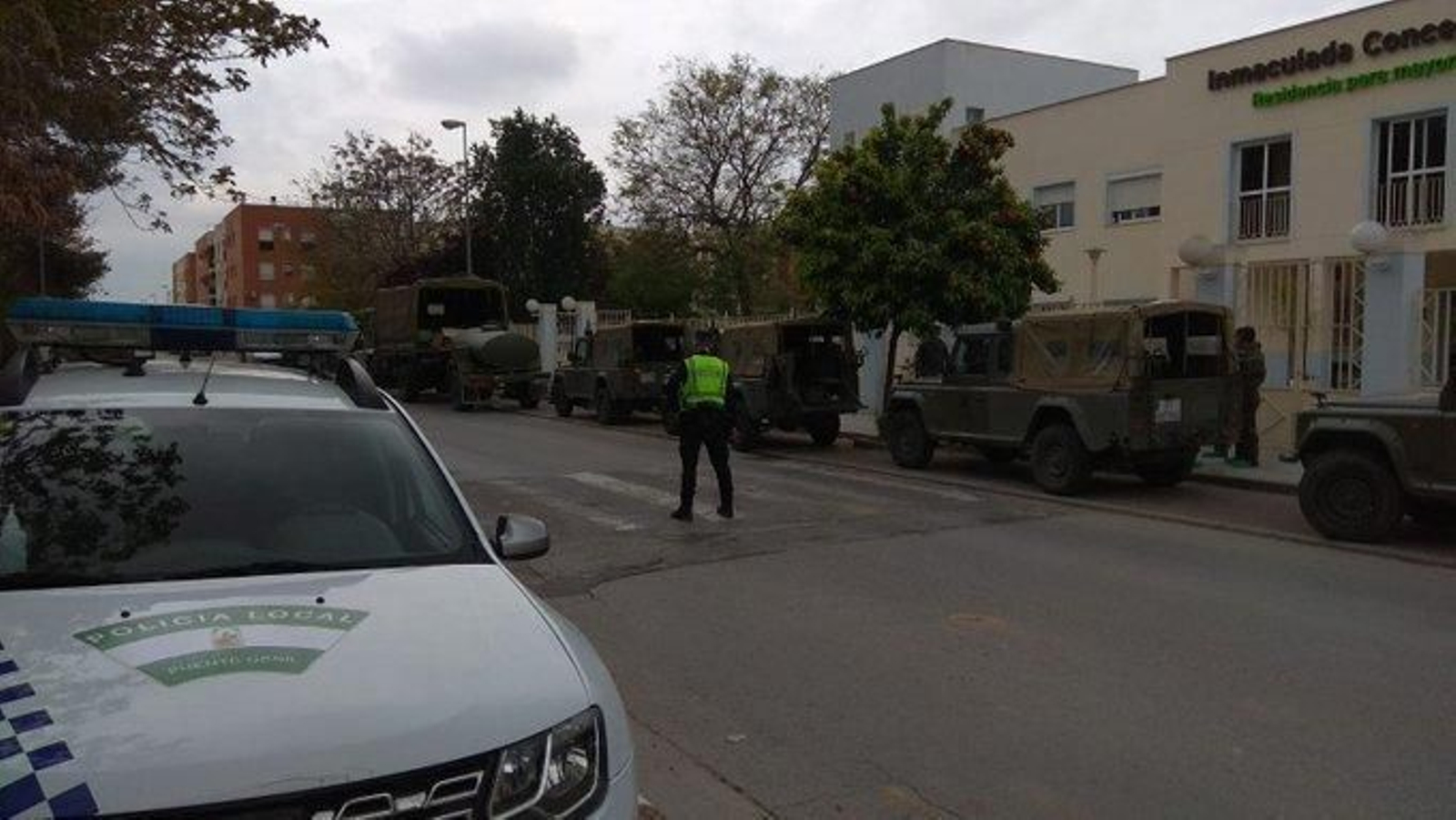 Miembros de las fuerzas y cuerpos de seguridad del Estado, ante la residencia pontana.