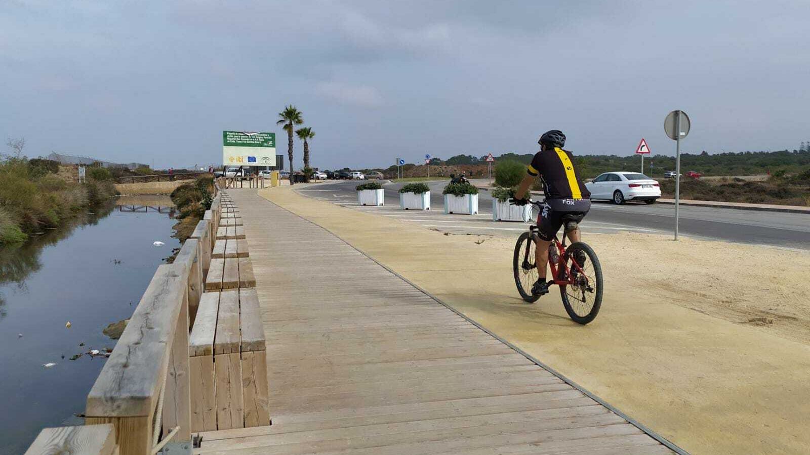El nuevo paseo de la playa de Camposoto y su carril bici.