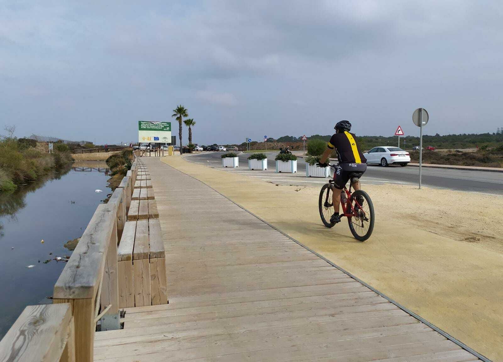 El nuevo paseo de la playa de Camposoto, estrenado el pasado año, y su carril bici.