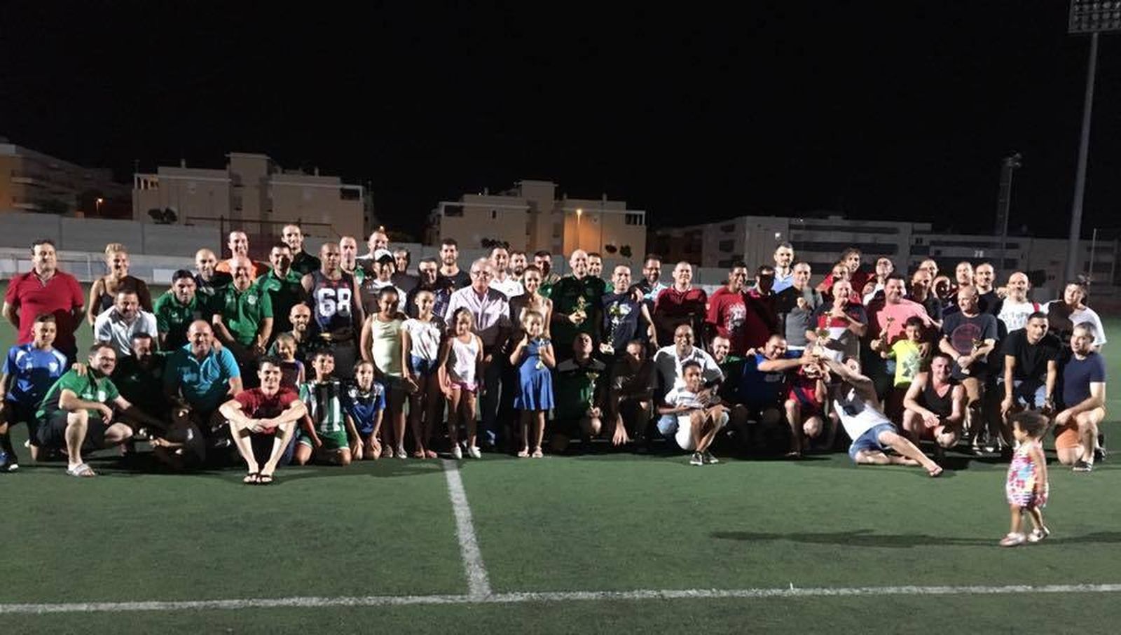 Foto final con los representantes municipales tras la entrega de trofeos.