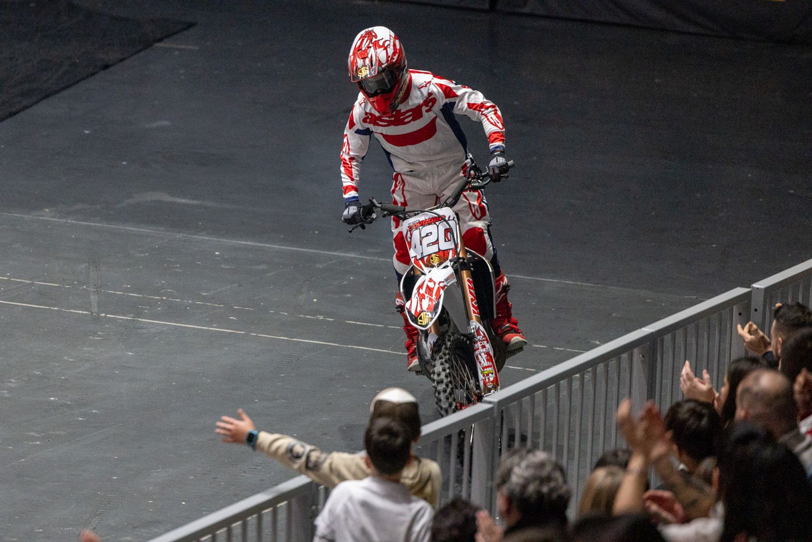 En imágenes: el Olivo Arena vibra con piruetas y motor en estado puro en el Soloflow Freestyle (1)