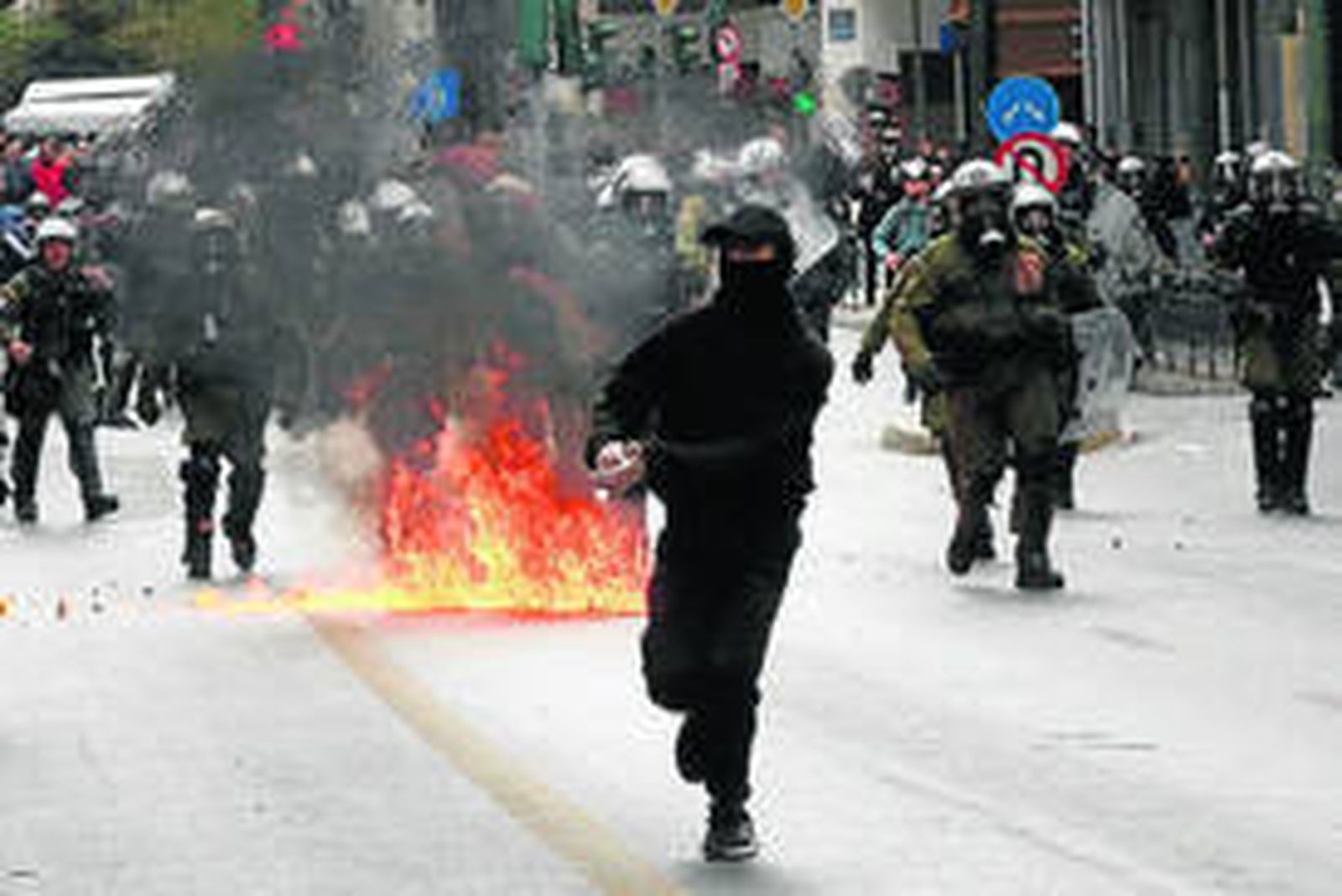 Momentos de la manifestación en Atenas.