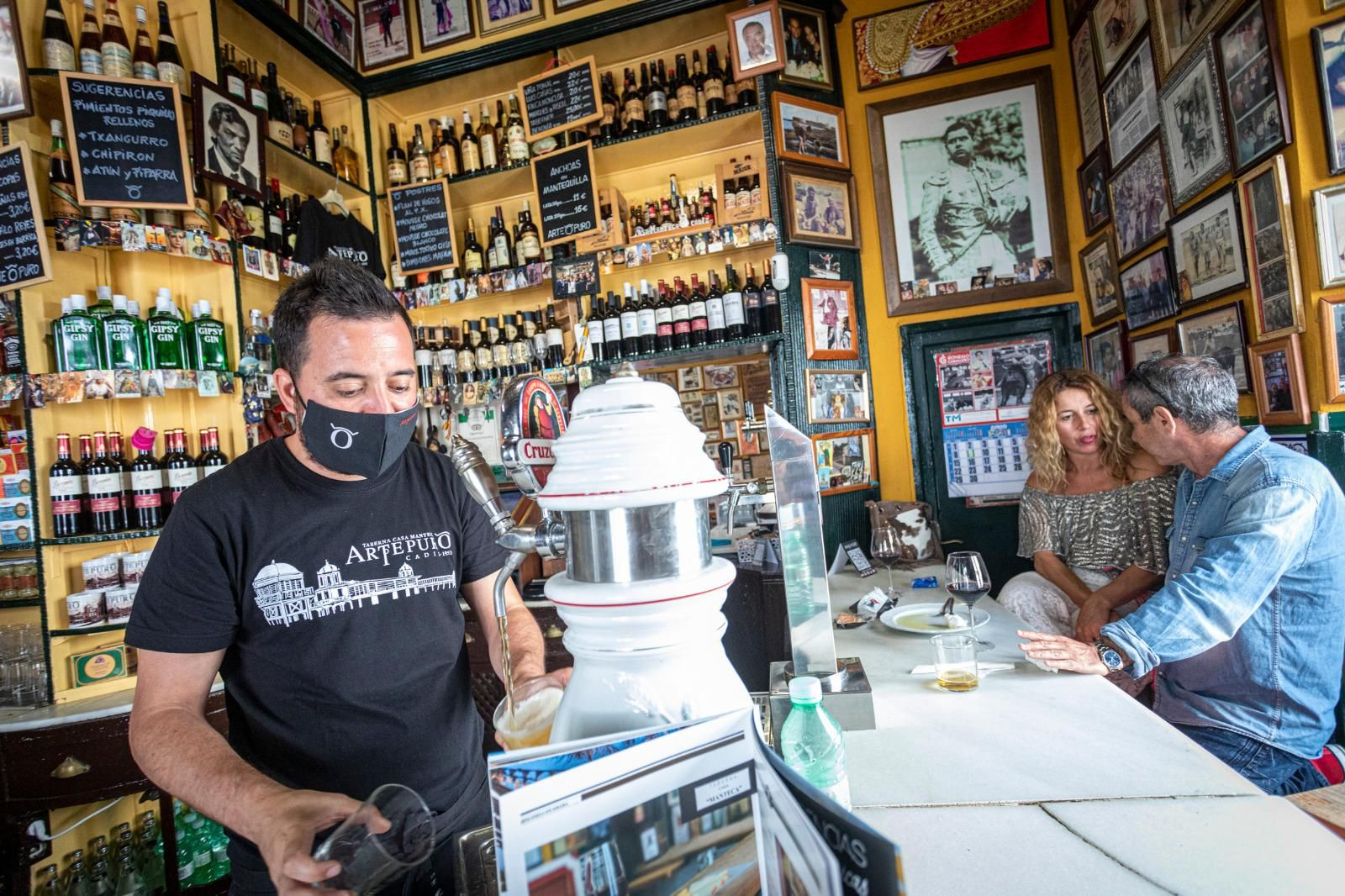 Este lunes ha reabierto la taberna Casa Manteca de Cádiz