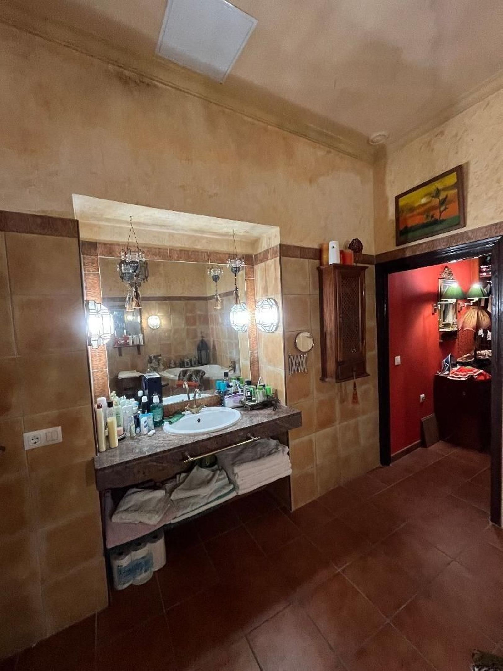 La curiosa casa de David Calleja, el concejal influencer de El Puerto, desde dentro: detalles kitsch y cofrades en cada rincón