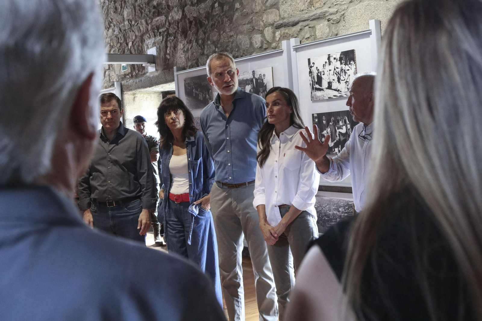 Las fotos de la visita de los Reyes a las zonas afectadas por los incendios en Sanabria y Las Médulas