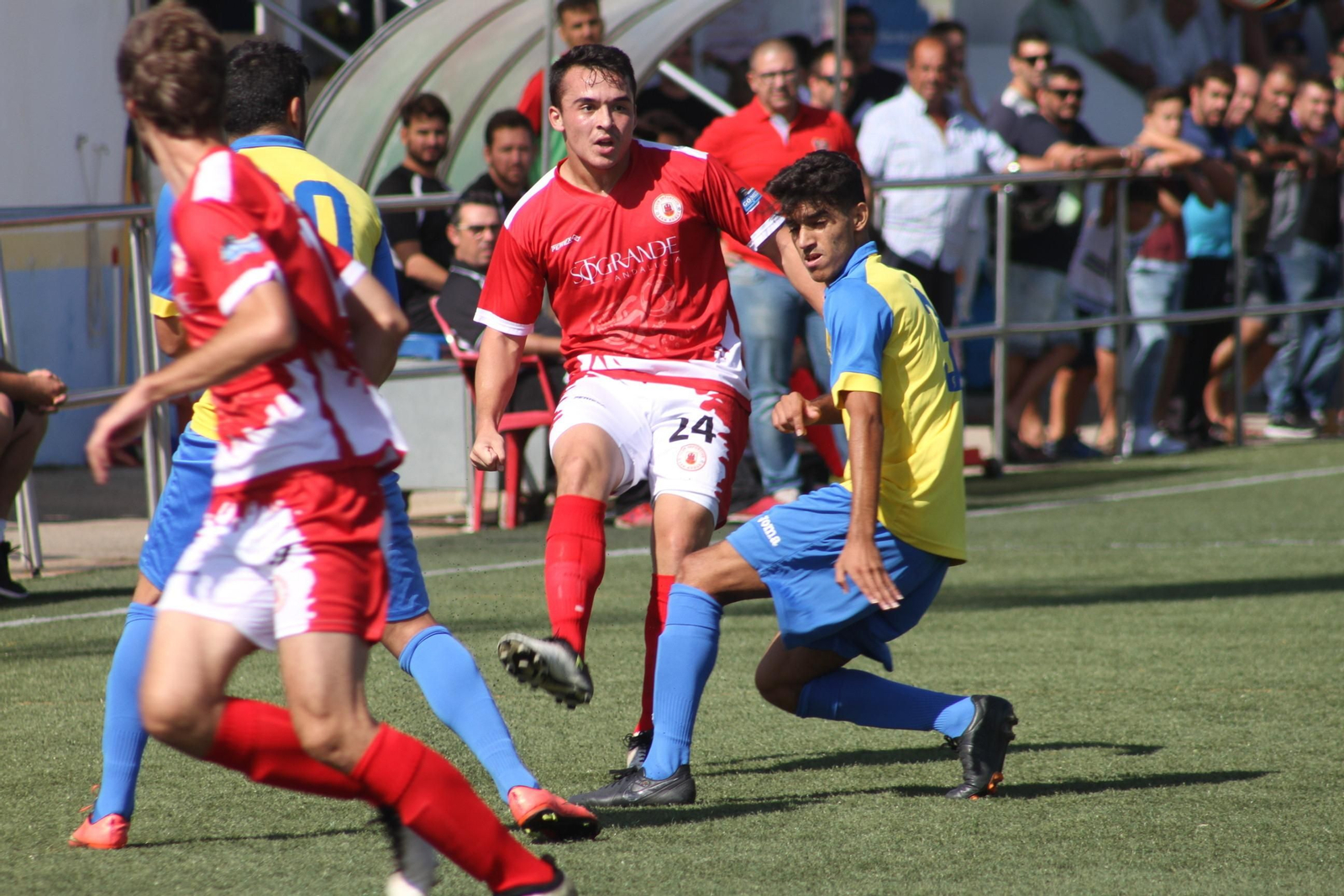 El rojillo Borja Maderal realiza un pase a un compañero en presencia del conileño Raúl Silveira.