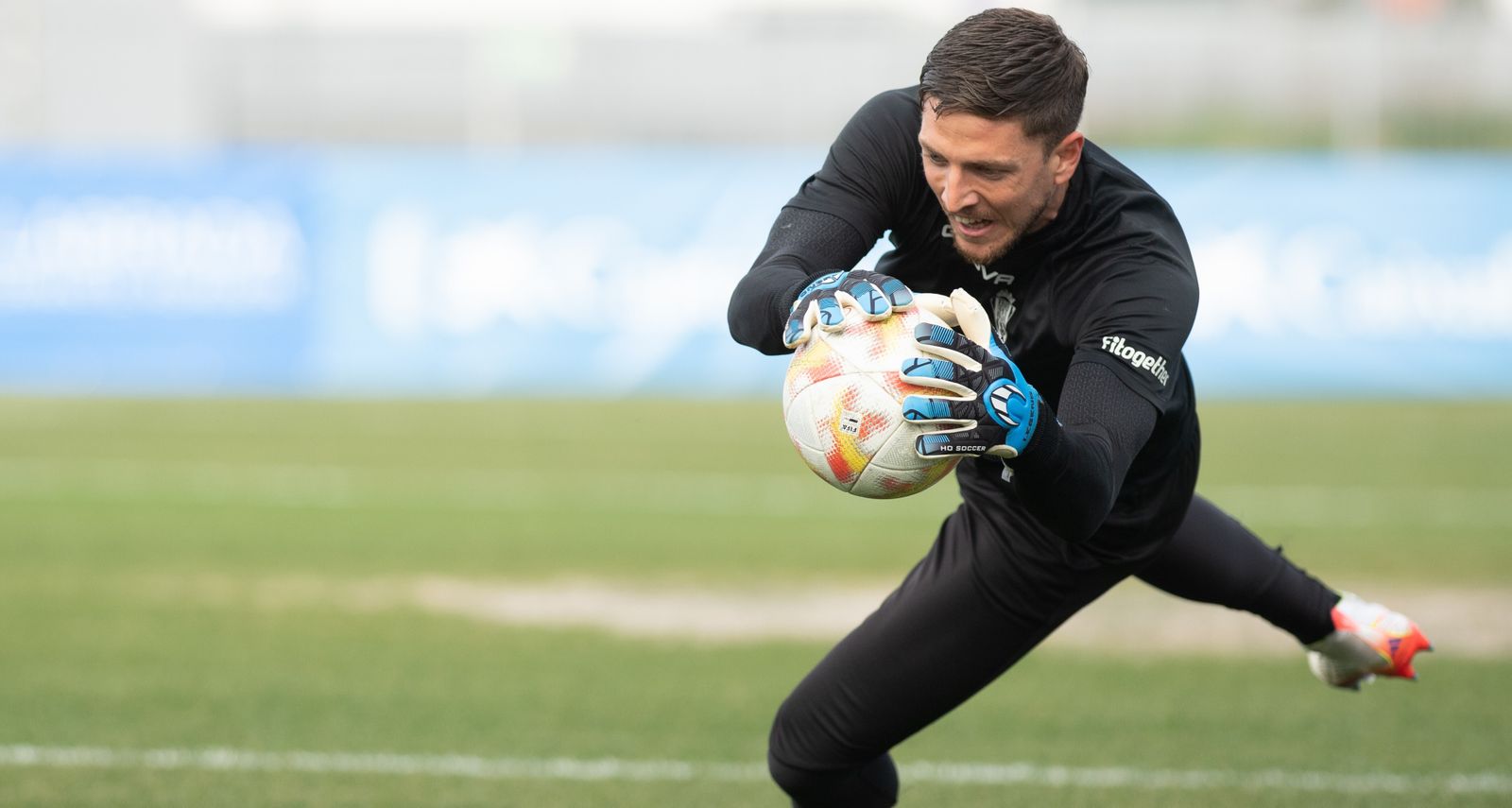 Carlos Marín ataja un balón en el calentamiento previo a un partido del Córdoba CF.