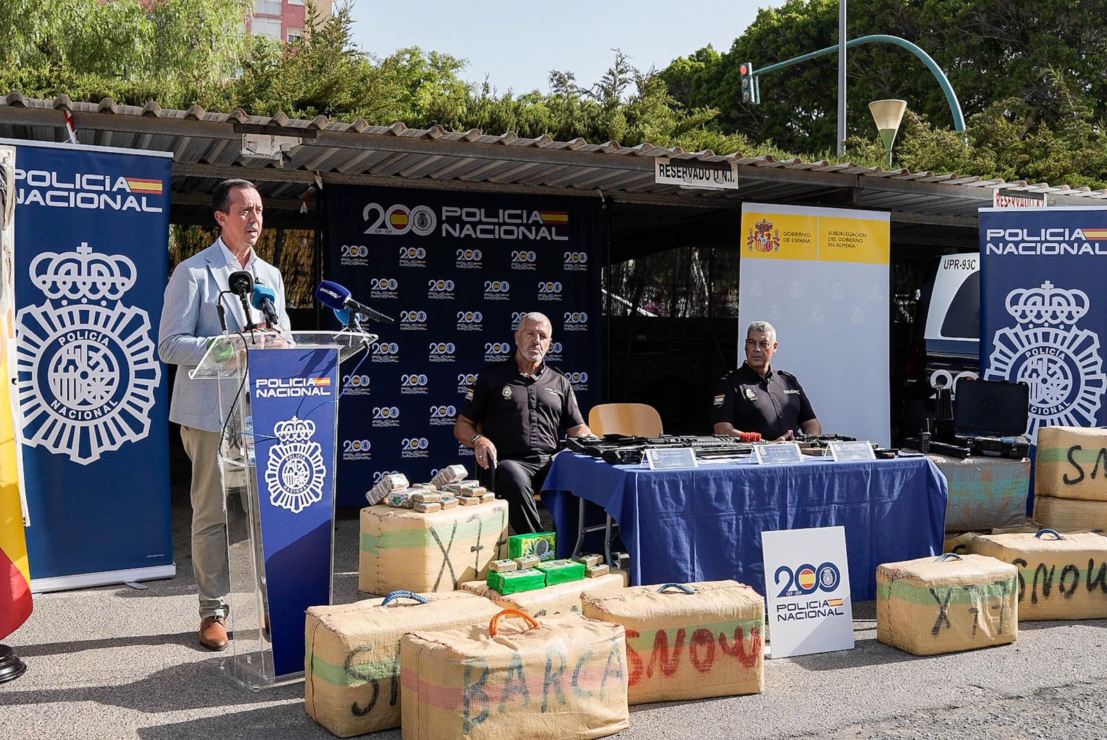 Hachis, marihuana y armas intervenidas en una operación previa de la Policía.