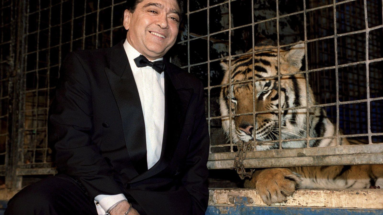 Ángel Cristo con uno de los tigres de su circo, en una foto de 1997 Ángel Cristo con uno de los tigres de su circo, en una foto de 1997
