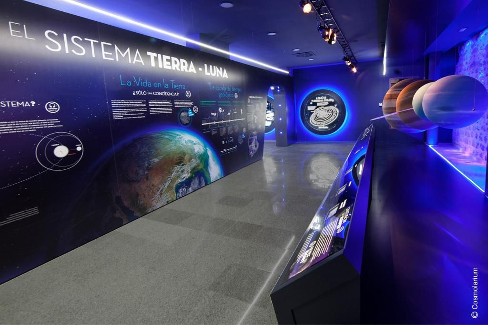 El Cosmolarium, dentro del castillo, es un centro de divulgación astronómica que consta de un planetario digital.