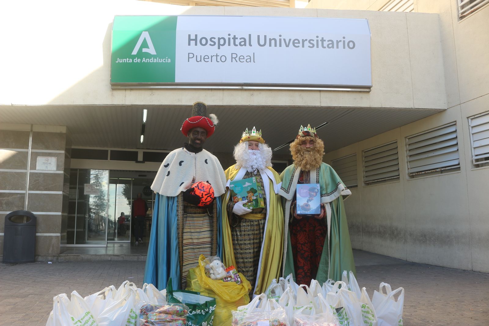 La visita de los Reyes Magos al Hospital de Puerto Real en imágenes