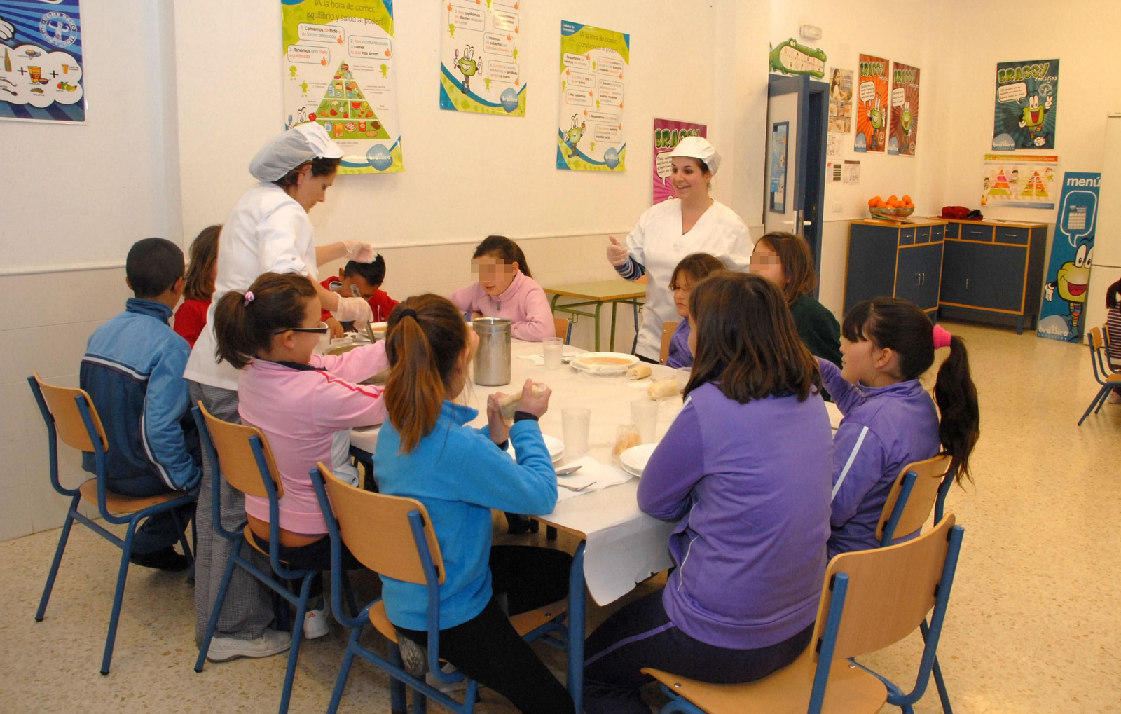 Alumnos de un colegio durante la hora del almuerzo en el comedor escolar.
