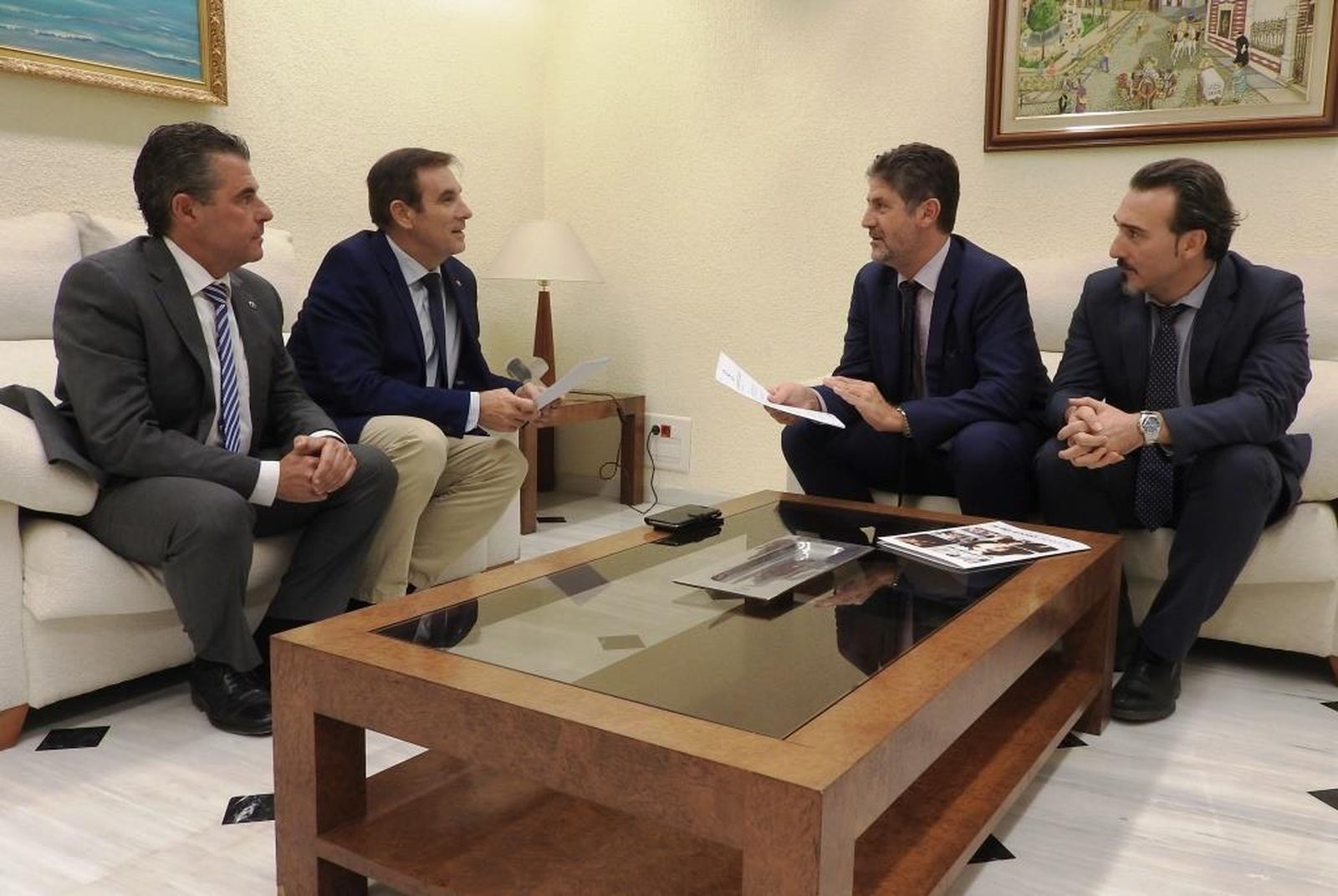 Reunión entre los responsables de la Fundación y la Agrupación.