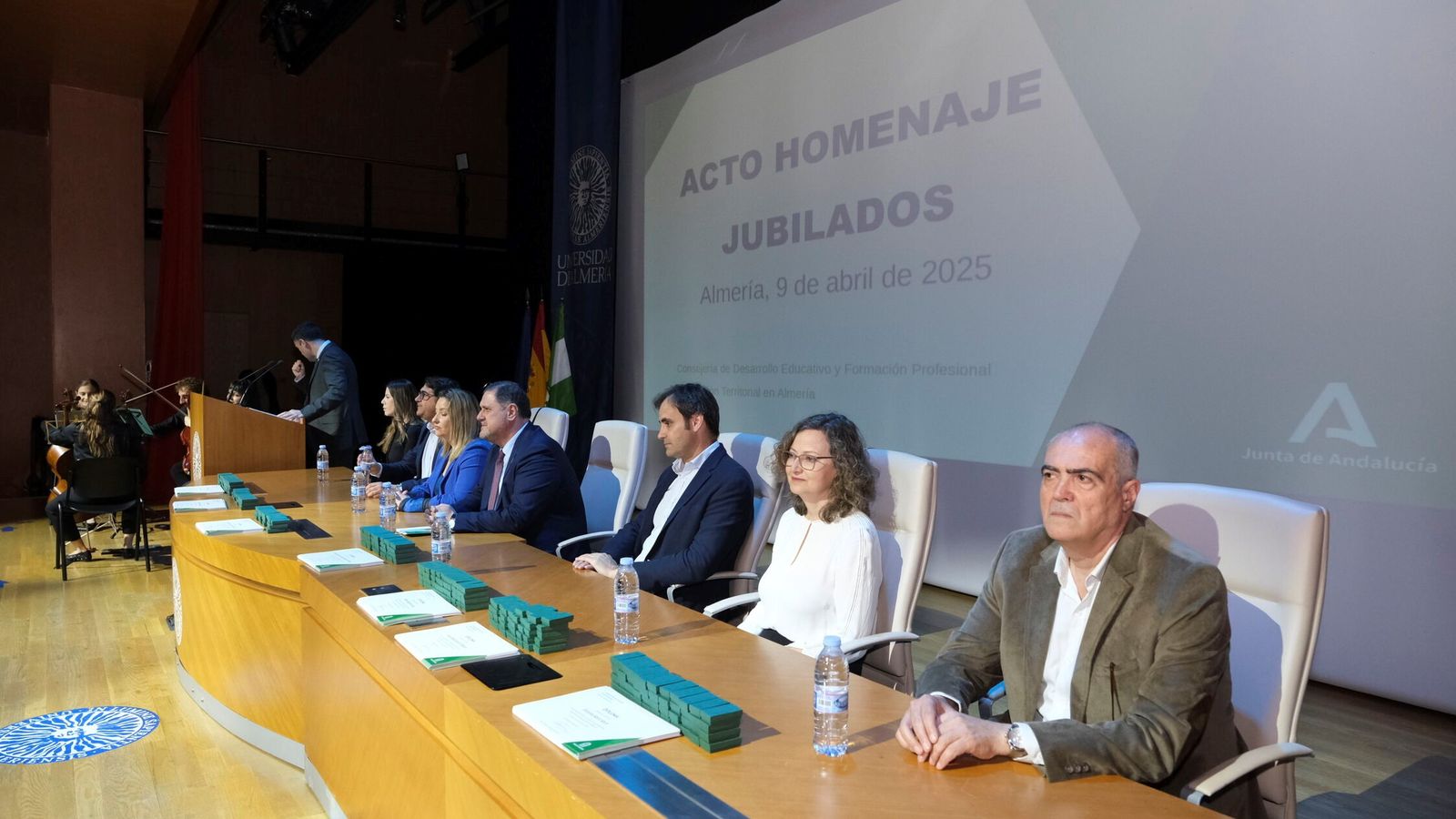 Acto de homenaje a los docentes jubilados que ha presidido el delegado territorial de Desarrollo Educativo y que ha tenido lugar en el Paraninfo de la Universdiad de Almería