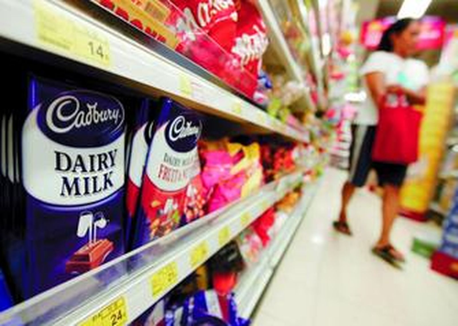 Chocolates Cadbury en estanterías de un supermercado de la ciudad china de Hong Kong.