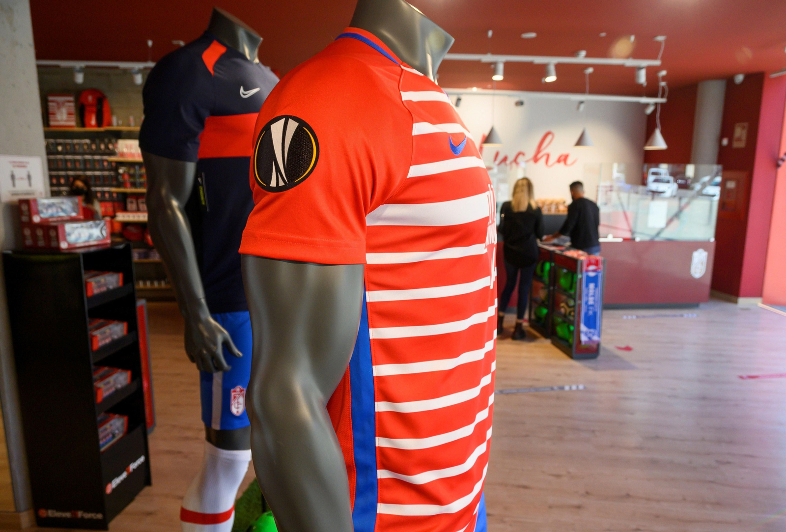 El logo de la Europa League es un gran reclamo para vender camisetas.