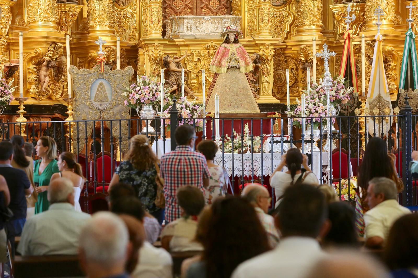 La Virgen del Rocío espera a que los almonteños la lleven hasta su pueblo.