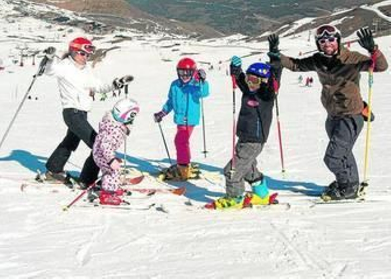 Los esquiadores disfrutaron ayer de una jornada gratuita en las pistas de Sierra Nevada, que se llenaron de color para el último día de esquí. El último día fue bueno con gran luminosidad y temperaturas altas. Visitantes, trabajadores, empresarios... todos se unieron para decir adiós al invierno en Sierra Nevada, que ya prepara la campaña de verano.