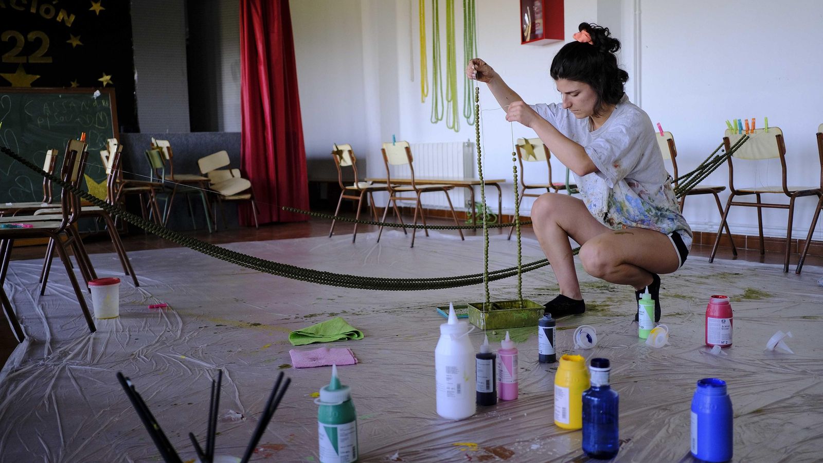Marta Galindo durante el proceso de pintado de las bolas que compondrán su cortina. Marta Galindo durante el proceso de pintado de las bolas que compondrán su cortina.