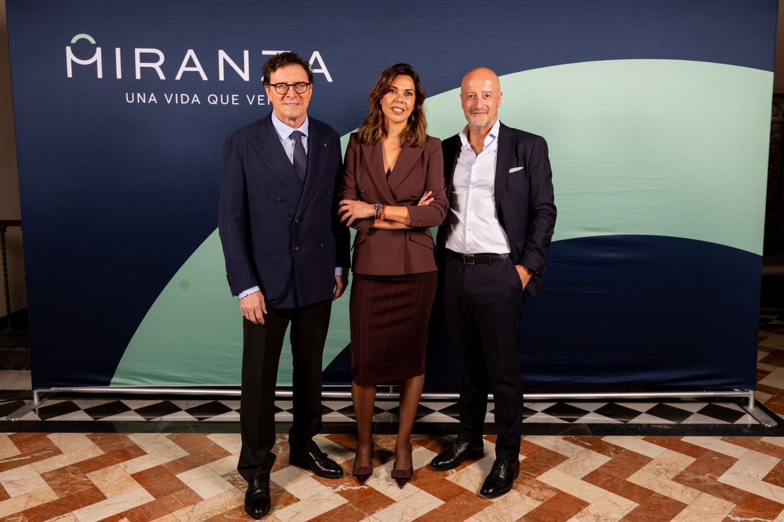 El doctor Federico Alonso, Arantxa Herrera y Ramón Berra, en el acto de presentación en el Hotel Alfonso XIII de Sevilla.