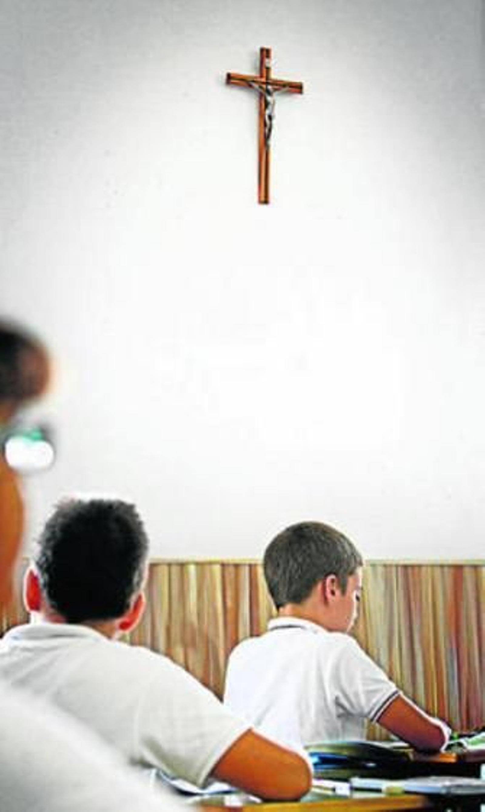 Una clase de un colegio privado con un crucifijo en la pared. Una clase de un colegio privado con un crucifijo en la pared.