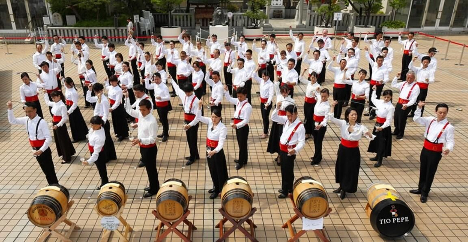 Imagen del récord mundial de la venencia que establecieron 77 venenciadores japonenes con el título oficial en 2015.