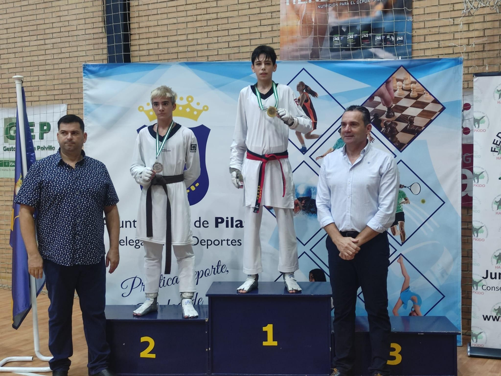Adrián Luque posa en el pódium con la medalla de oro.