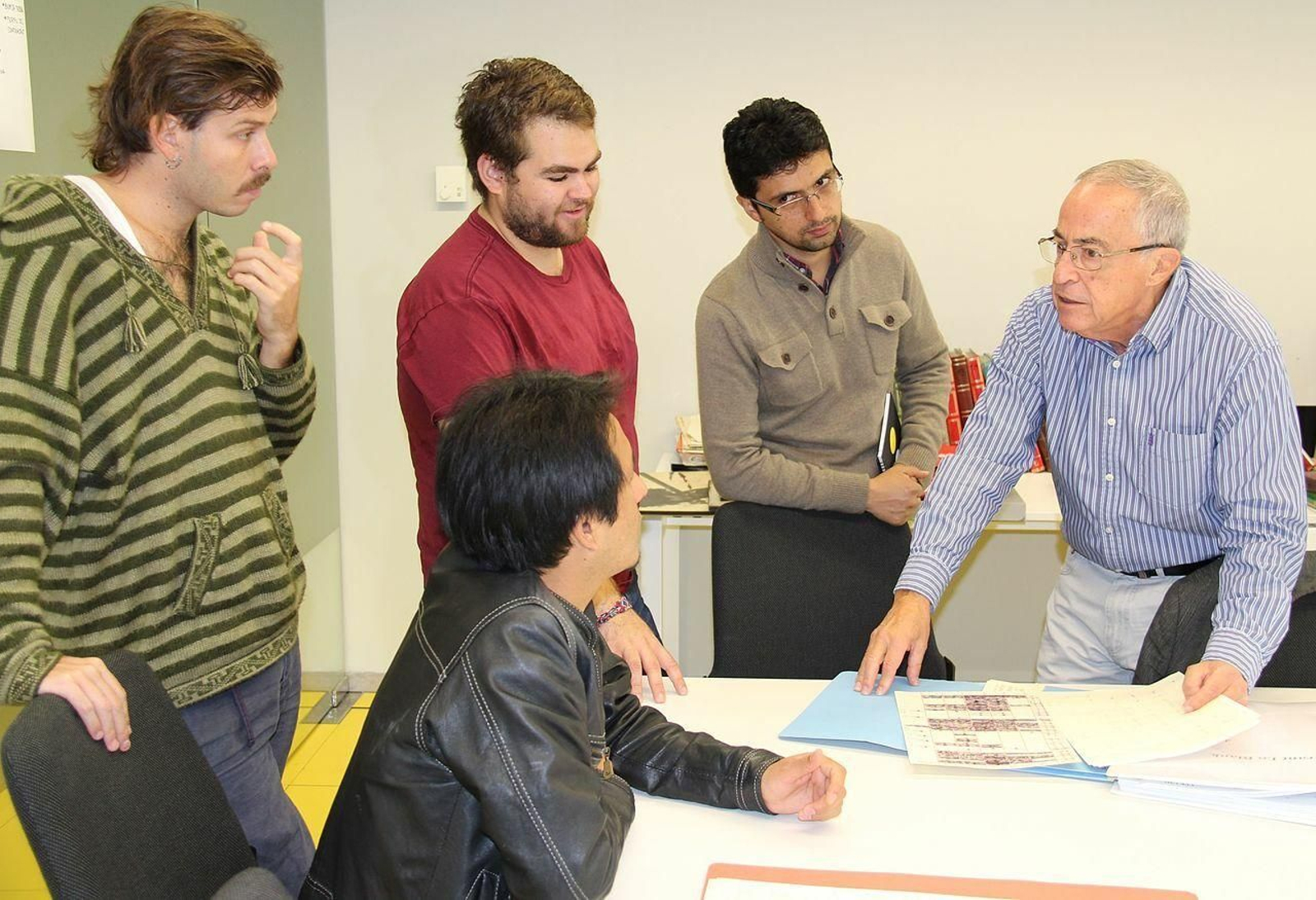 José Nieto, a la derecha, rodeado de alumnos en un curso.
