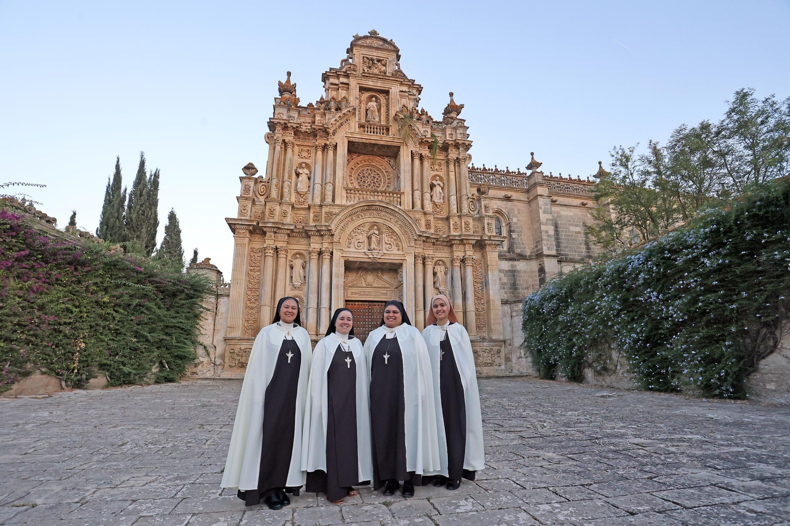 Imágenes de la misa de bienvenida a las hermanas Carmelitas en La Cartuja de Jerez