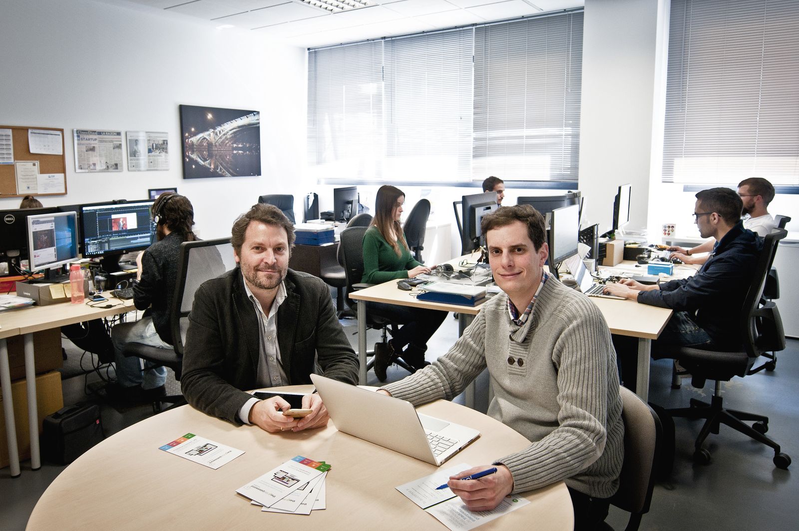 Javier Medel, CEO y fundador, junto con Alejandro Barroso, socio y CTO, en las oficinas de The Global Pasword en el Parque Tecnológico de Aljaraque.