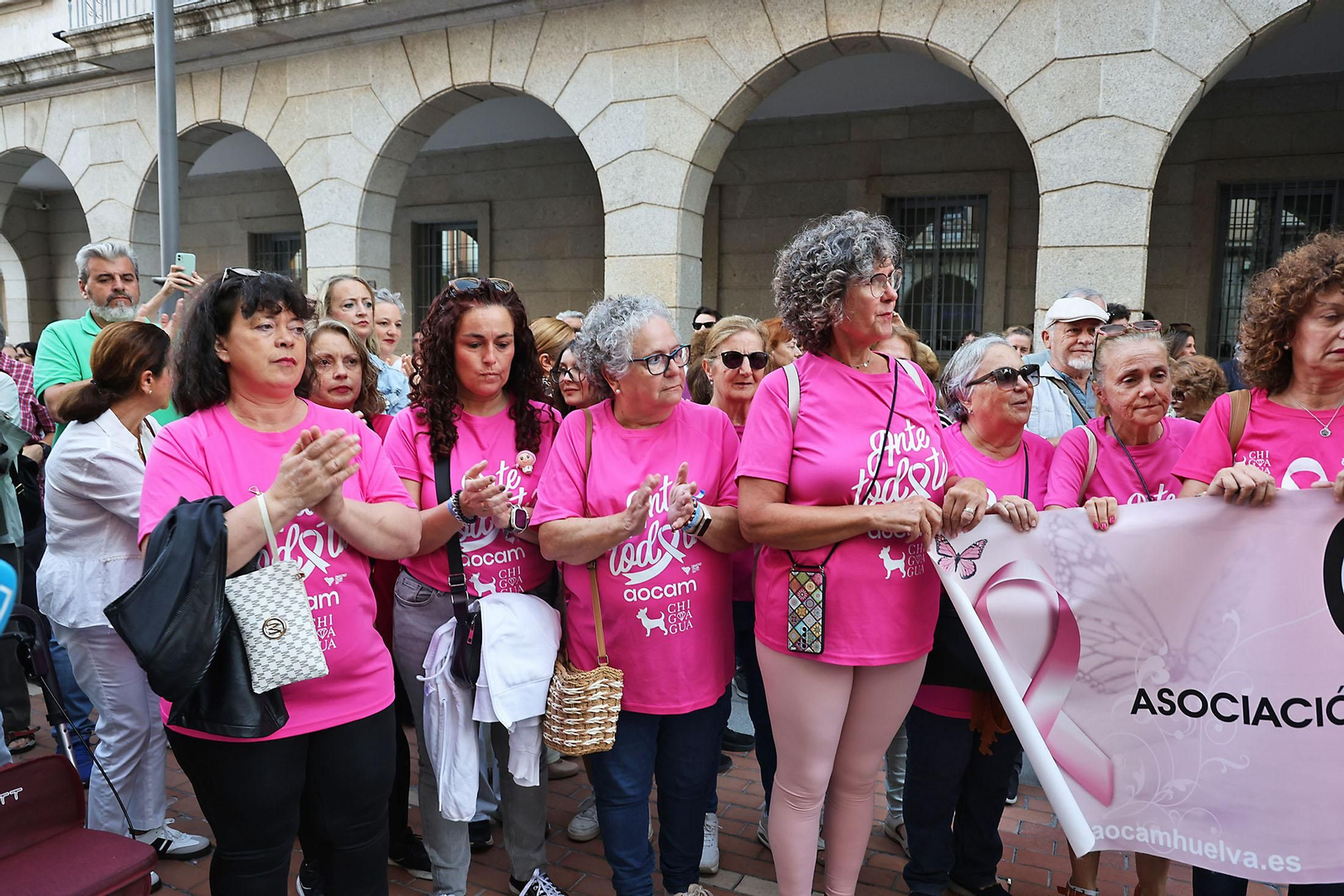Concentración en Huelva de protesta por la polémica con los cribados de cáncer de mama en Andalucía