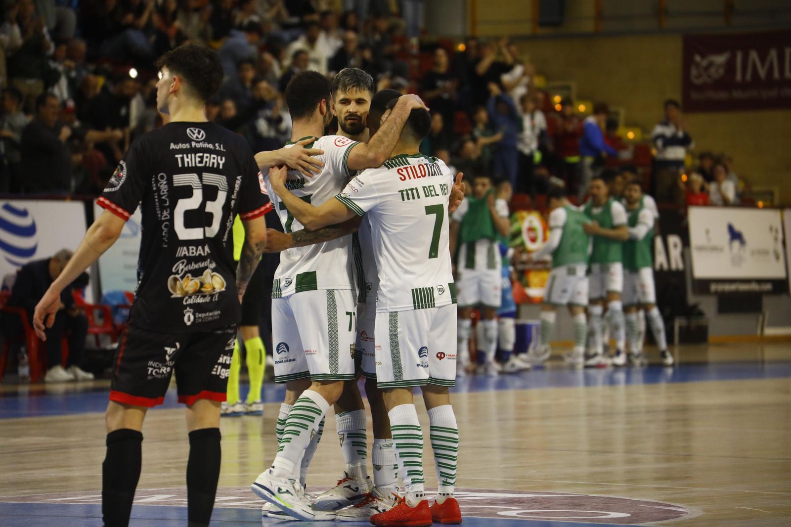 Las mejores fotos del ambiente en Vista Alegre para el Córdoba Futsal - Noia