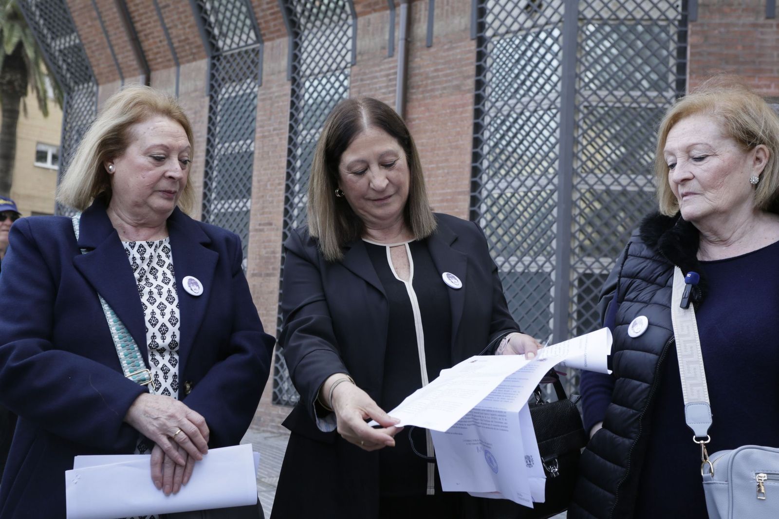 Las hermanas de Manuel José García Caparrós muestran la carta que recibieron de la Dirección General de Apoyo a Víctimas del Terrorismo.