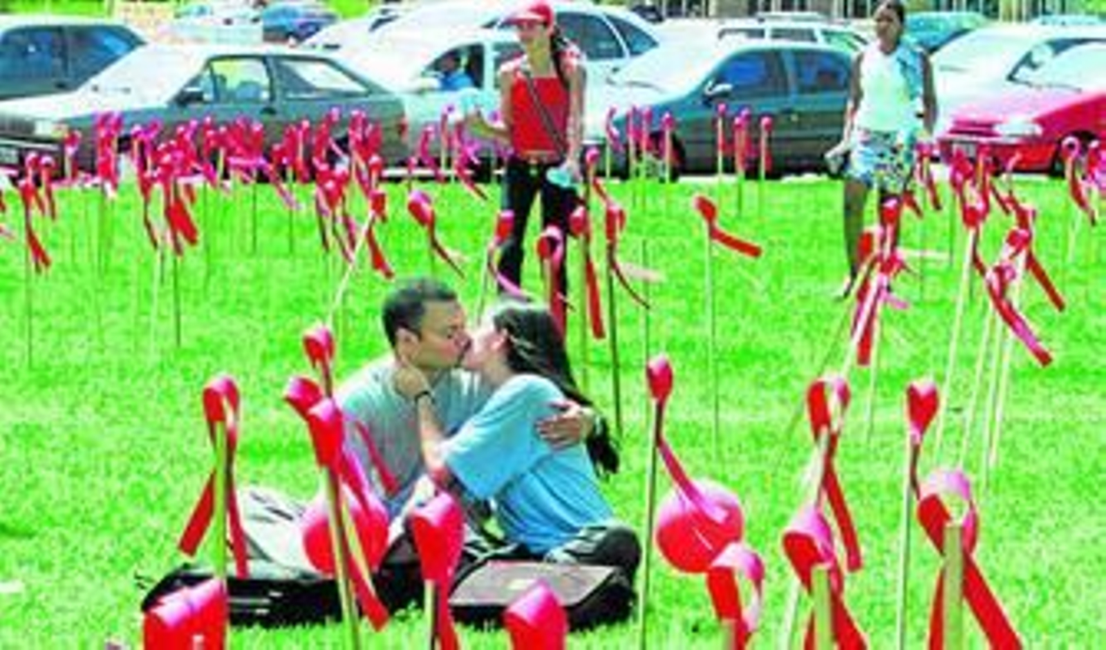 Lazos rojos en un acto para promover la educación sexual y la prevención del sida.