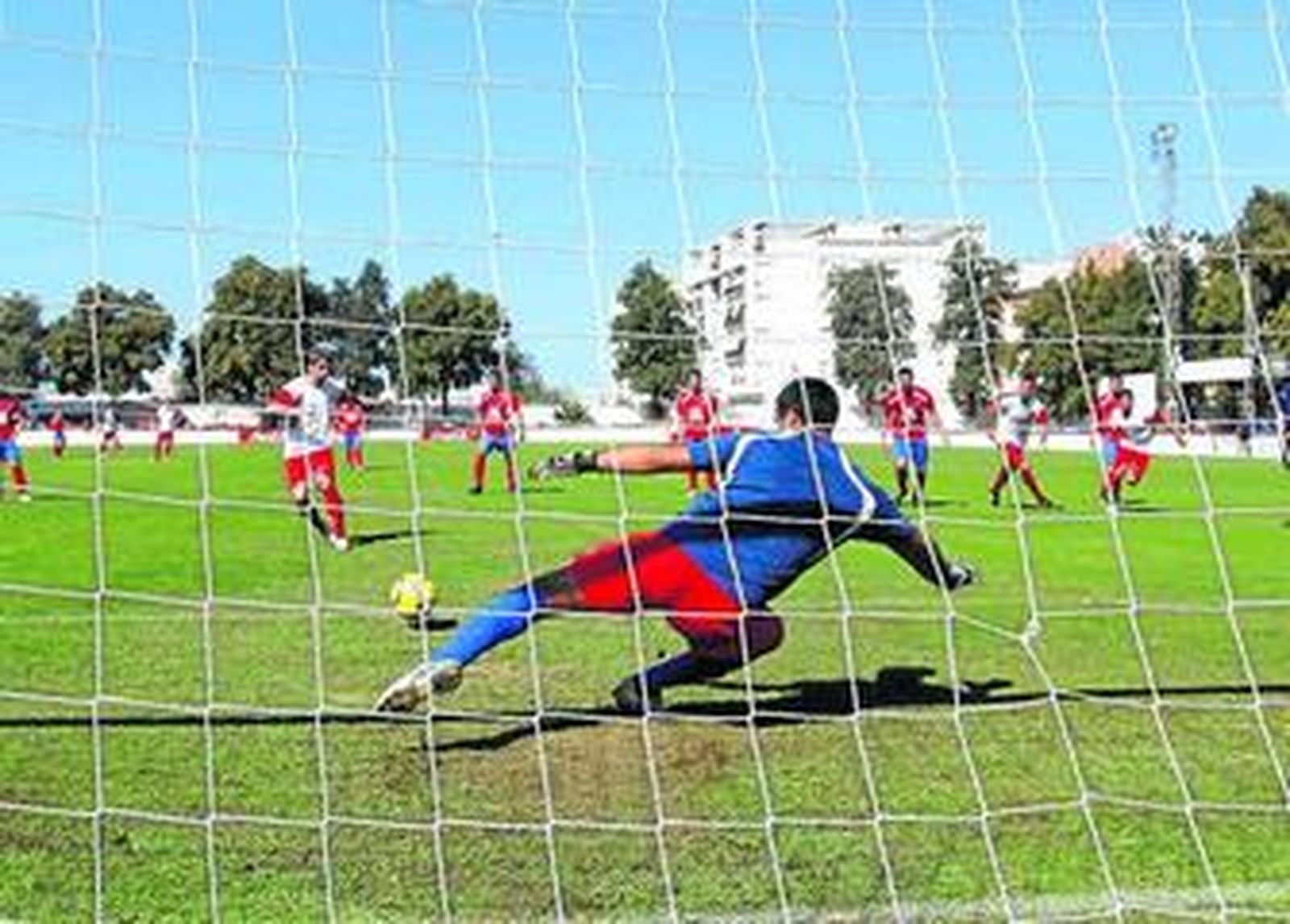 Javi Muñoz lanza el penalti que se convirtió en el segundo tanto de los chiclaneros.