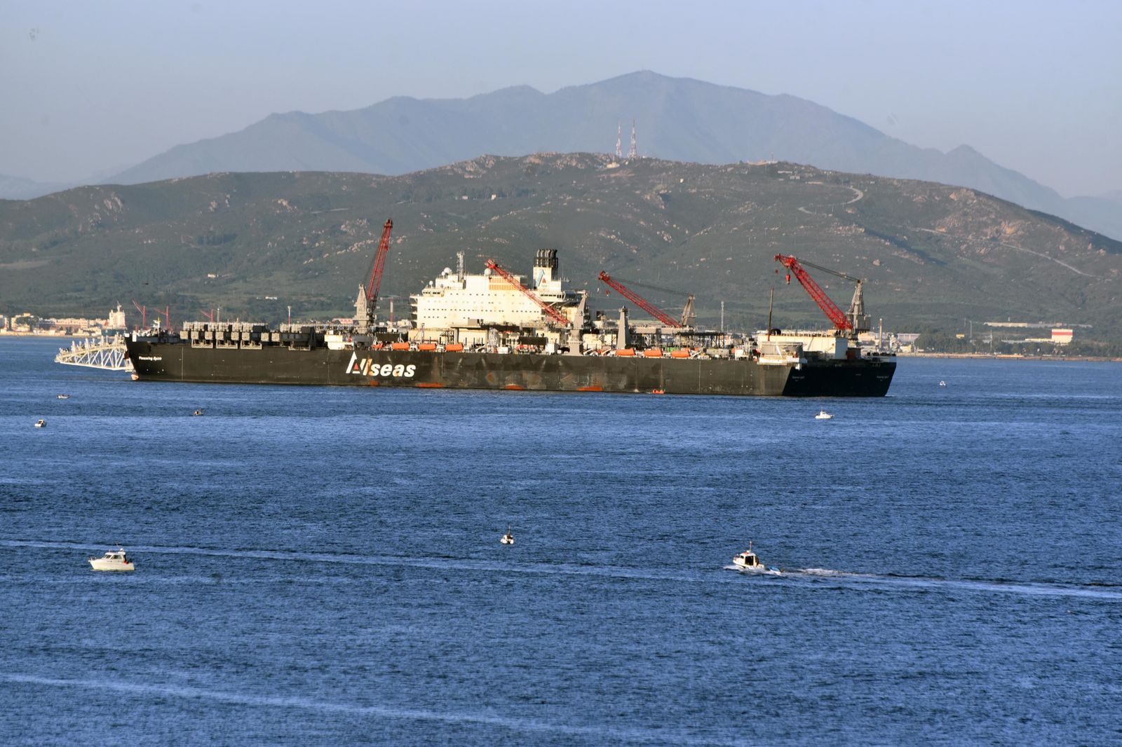 El 'Pioneering Spirit', fondeado en la Bahía de Algeciras.