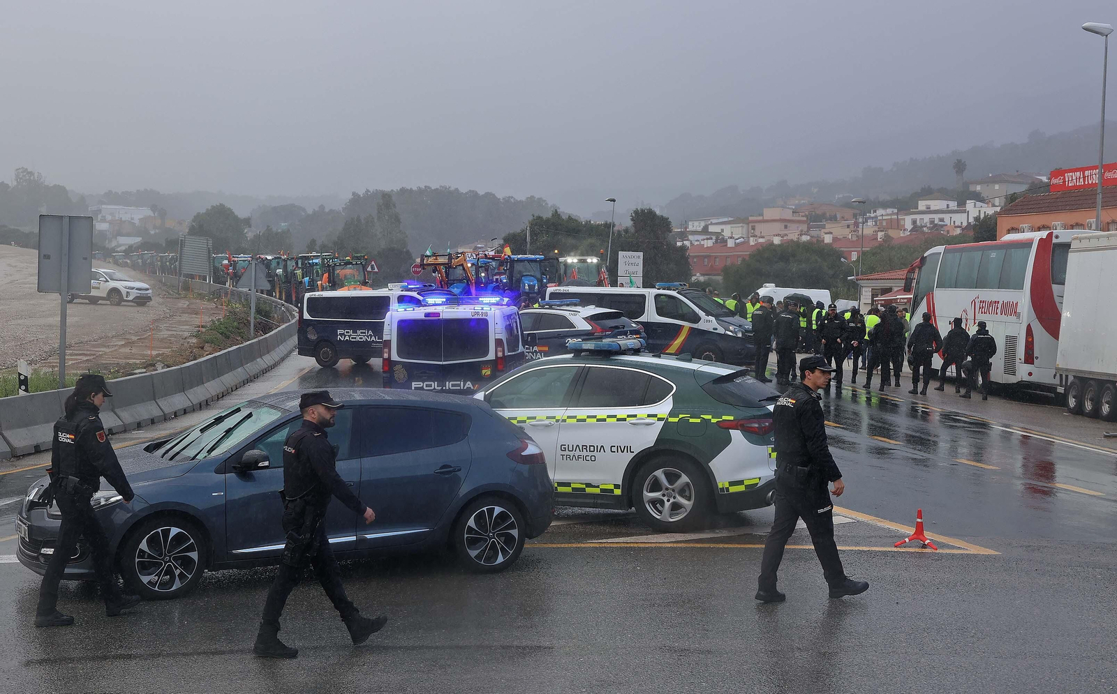 El corte del acceso sur de Algeciras por los tractoristas de Cádiz, en imágenes