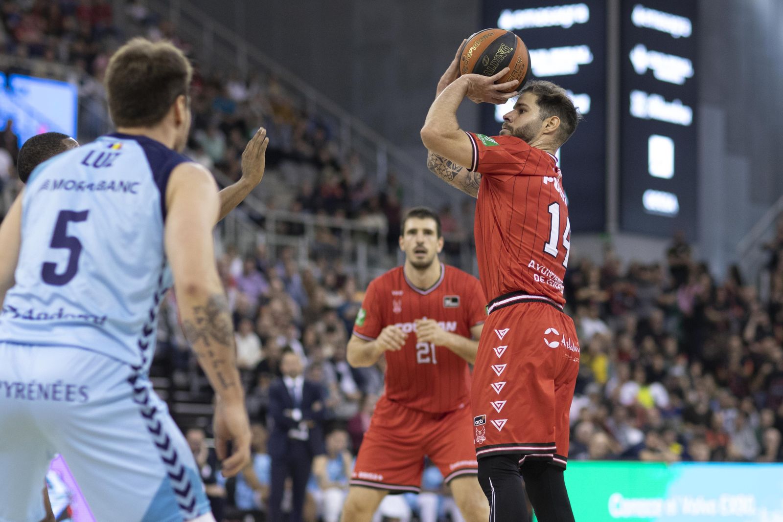 David Iriarte observa el tiro de Christian Díaz