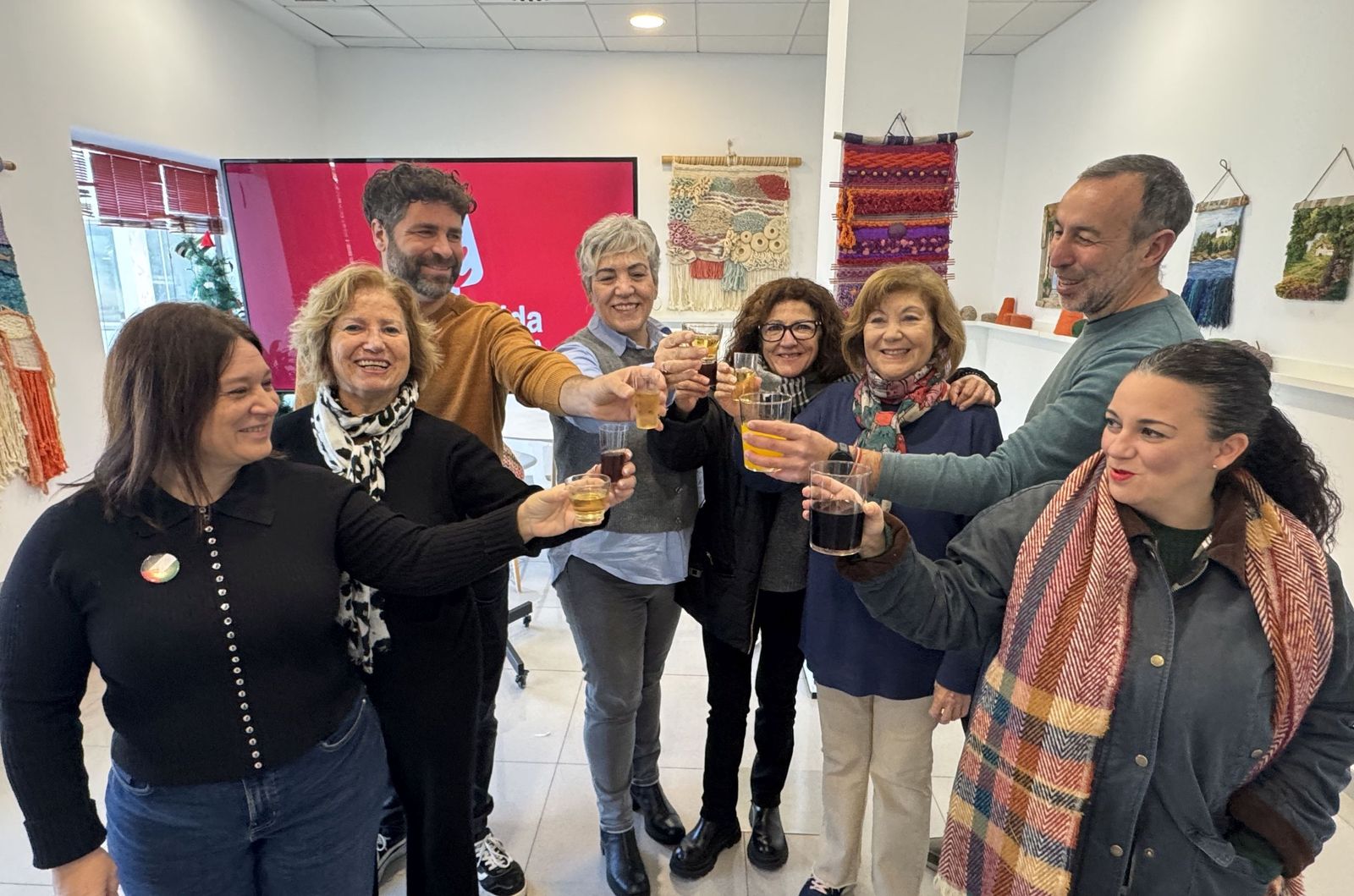 Brindis de IU tras la rueda de prensa.
