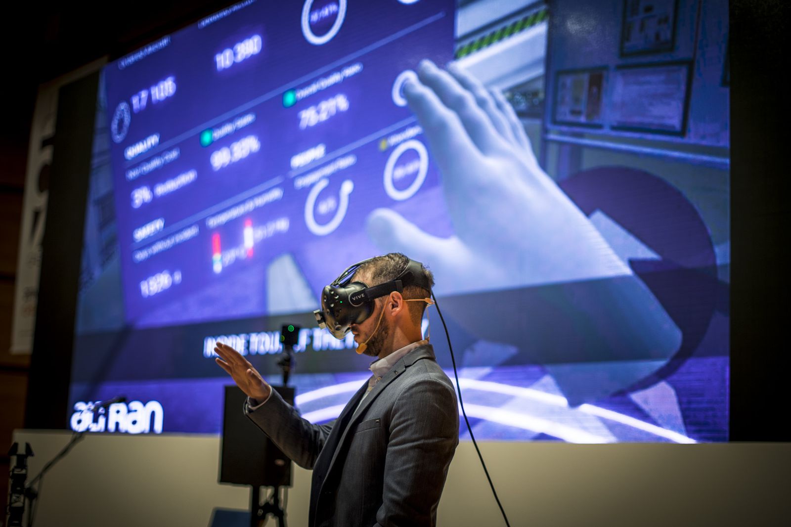 Borja Tinao, de Altrán, hace una demostración de lo que se hace en su empresa.