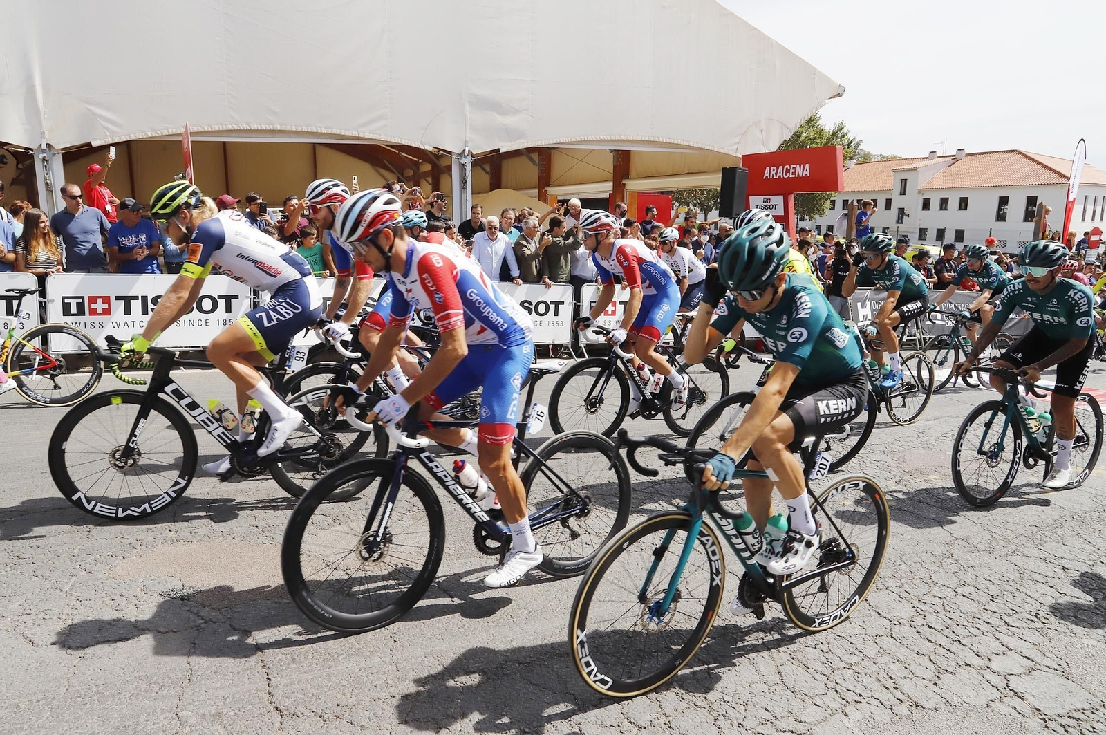 Imágenes de la Vuelta Ciclista a España en su salida desde Aracena en la 17ª etapa