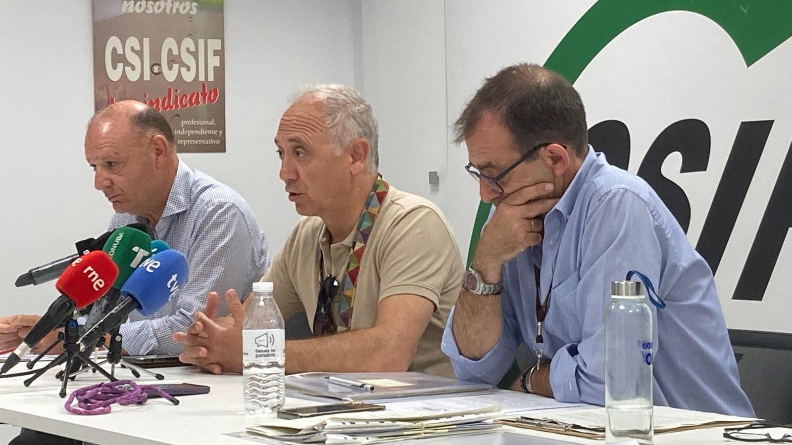 De izquierda a derecha, el responsable del sector Sanidad de CSIF Huelva, César Cercadillo, el presidente del sector de Sanidad de CSIF Andalucía, Victorino Girela, y el responsable de CSIF en el hospital Juan Ramón Jiménez, Eleuterio Velázquez.