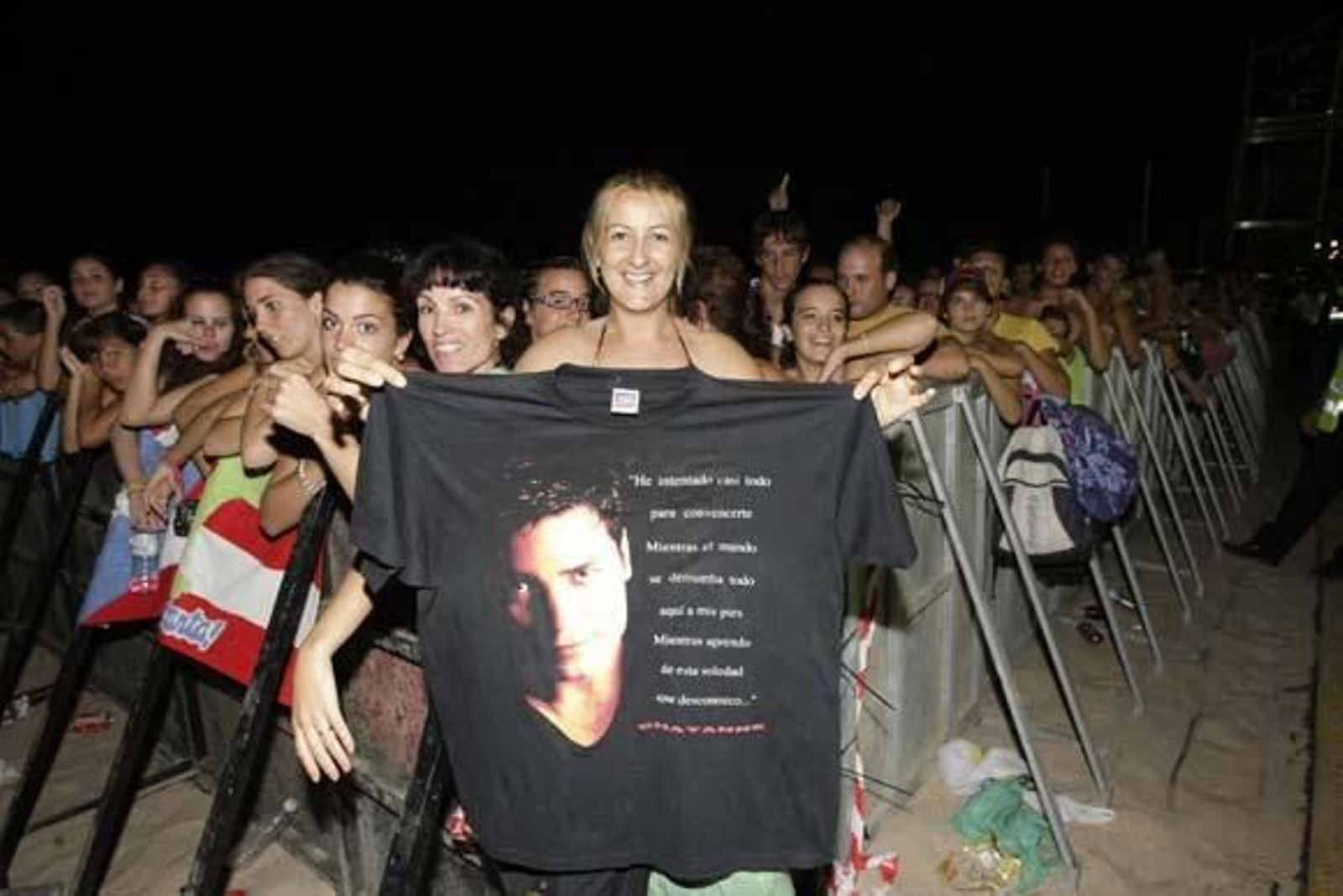 El cantante deleita a sus fans en la playa Victoria

Foto: Julio Gonzalez