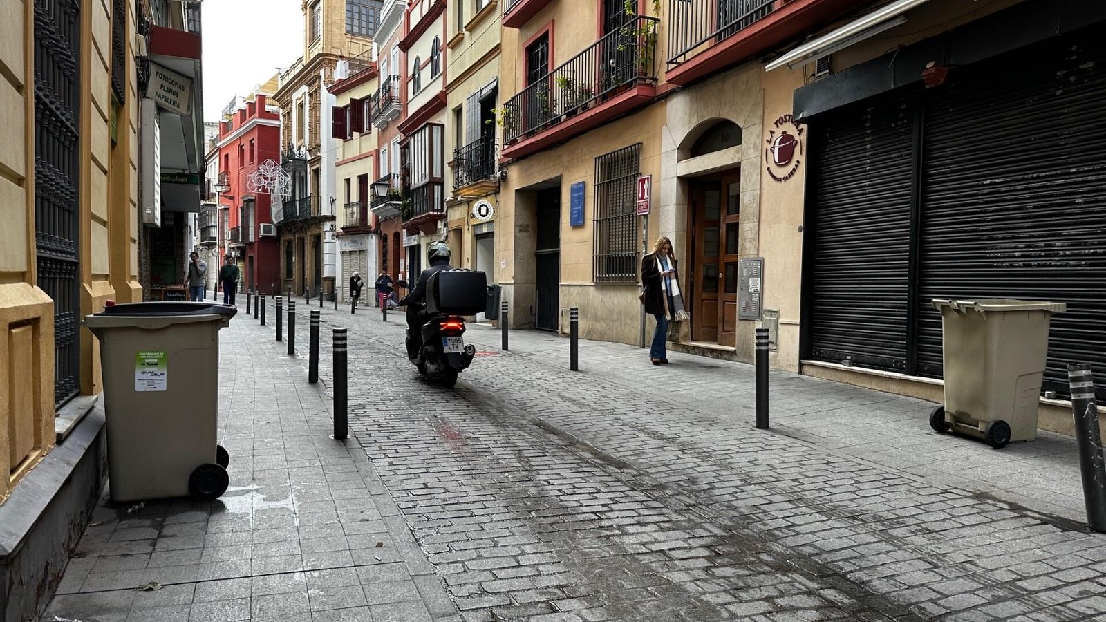Contenedores sin recoger fuera de horario.
