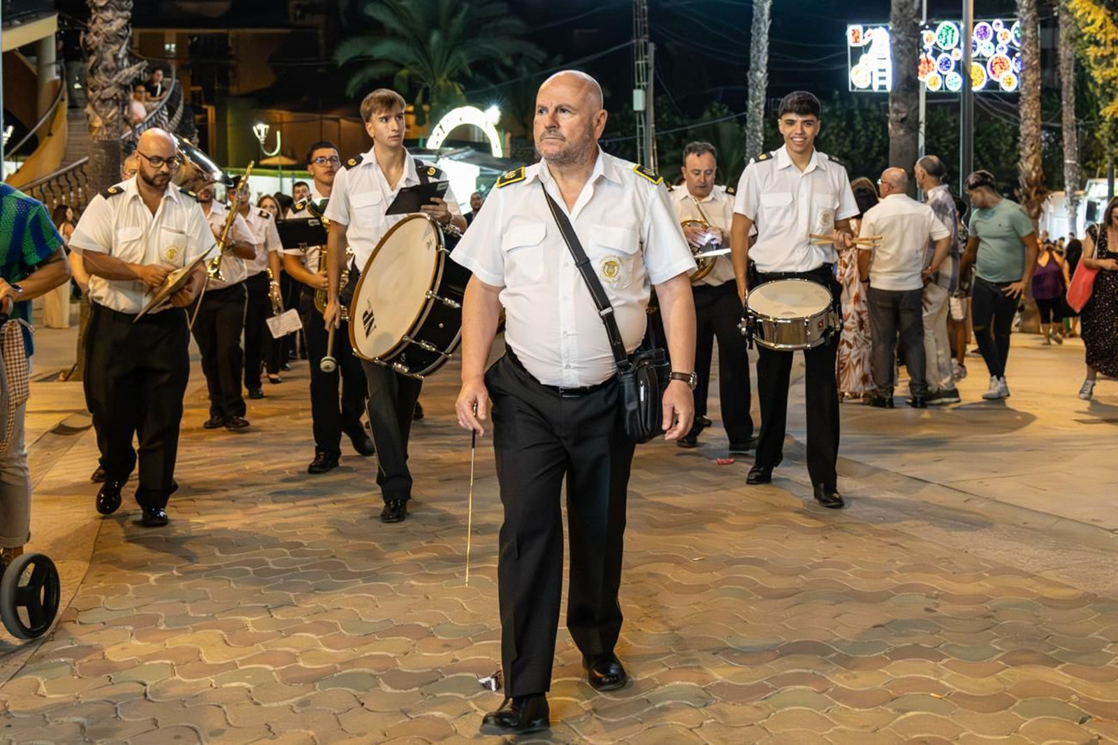 Pasacalles inaugural, fuegos artificiales e iluminación de la portada de feria y del recinto ferial de la Feria de San Bartolomé en Martos