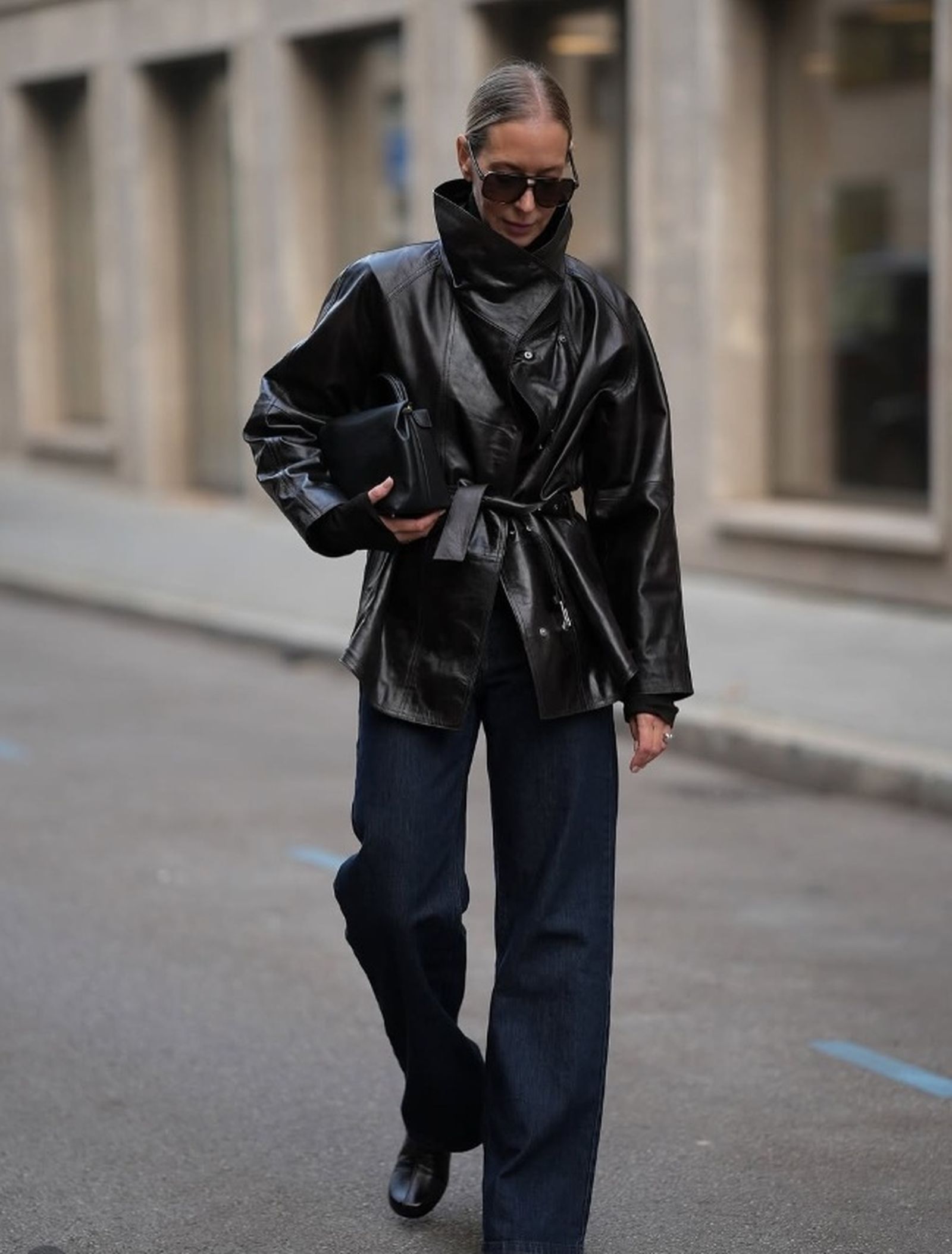 Pantalones de vestir y chaqueta en efecfo piel con el cuello subido, el combo más en tendencia de la primavera.