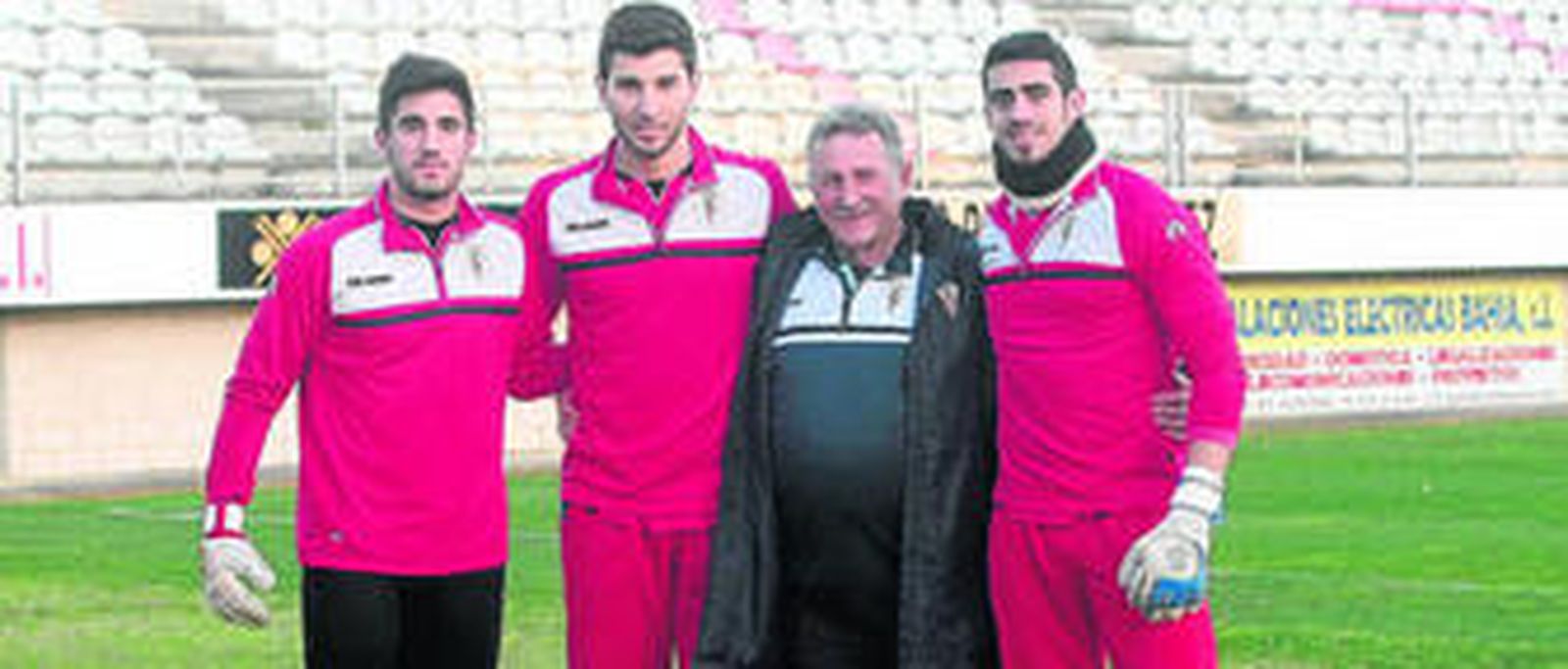 Javier Iríbar, técnico de portero del Algeciras, junto a Nacho (i), Álvaro Ratón y Jesús Romero.