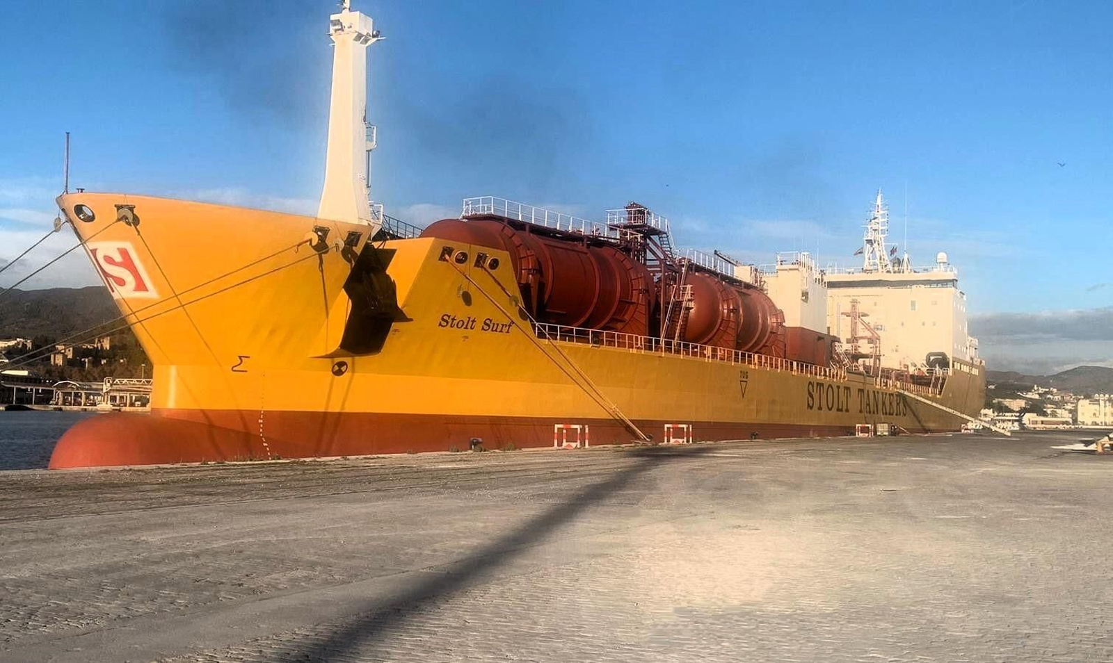 El buque tanque ‘Stolt Surf’, encargado del transporte del aceite, atracado en el puerto de Málaga.