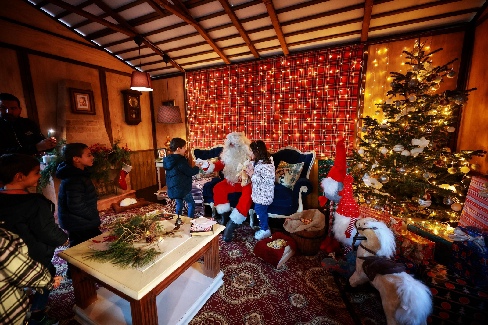 Papa Noel abre su casa en San Fernando: las imágenes de la inauguración y los horarios para visitarlo