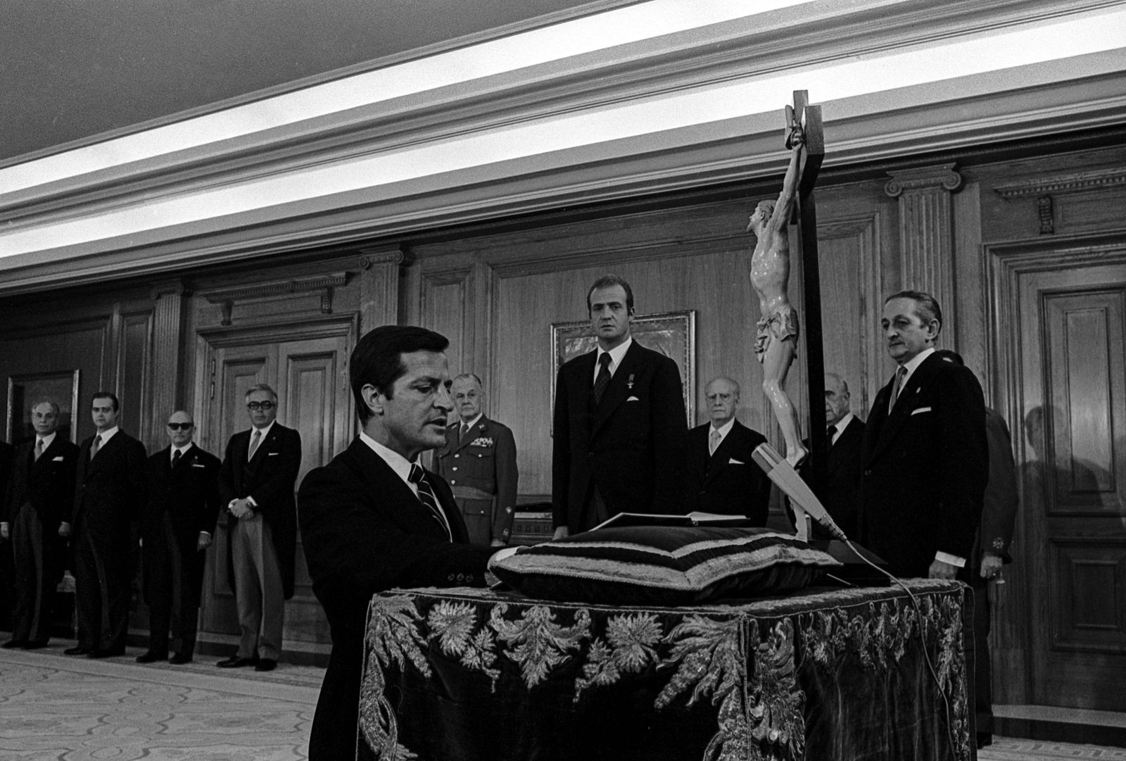 Adolfo Suárez jura de su cargo como presidente del Gobierno ante el rey Juan Carlos.